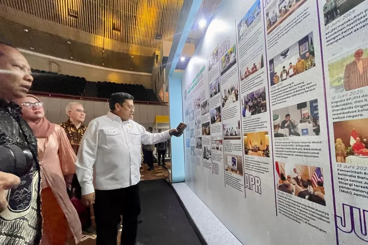 Kepala BPJPH, Ahnad Haikal Hasan mengunjungi stand di Indonesia International Halal Festival (IIHF) 2025 - Foto: Henri Lukmanul Hakim