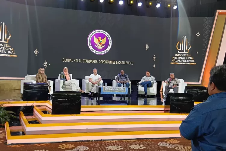 diskusi panel bertema "Global Halal Standars: Opportunities and Chalenges di gelarab IIHF 2025