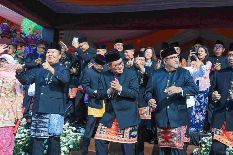 HUT) Kota Jakarta ke-498 di silang Monumen Nasional (Monas)