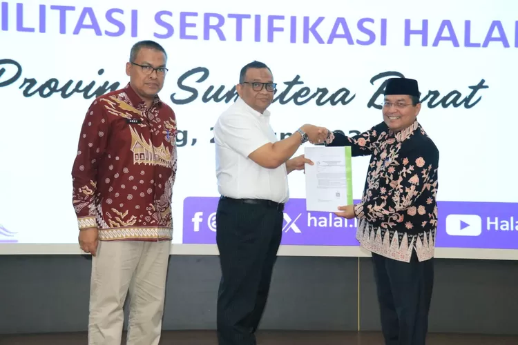 Wakil Kepala BPJPH, Afriansyah Noor, didampingi Kepala Kanwil Kemenag Sumbar, Mahyudin usai menghadiri Rapat Koordinasi Fasilitasi Sertifikasi Halal di Auditorium Gubernuran