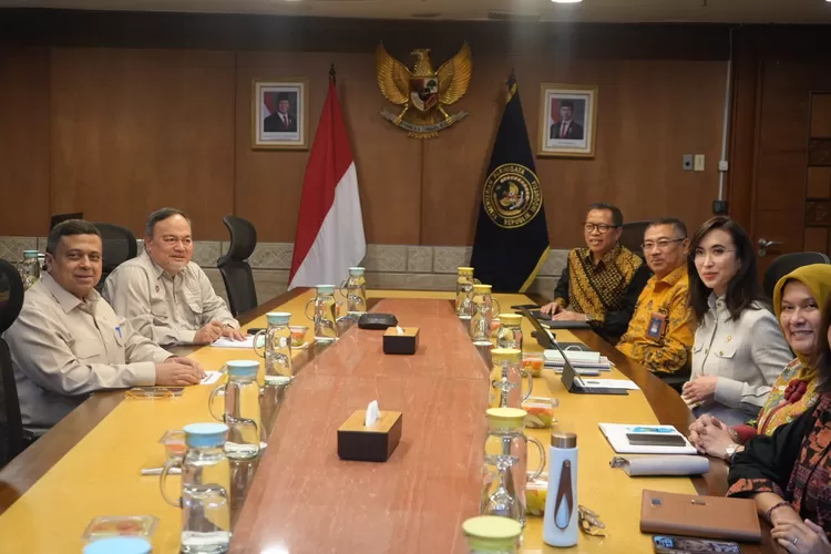 Kepala Badan Penyelenggara Jaminan Produk Halal (BPJPH) Ahmad Haikal Hasan dan Menteri Pariwisata (Menpar) Widiyanti Putri Wardhana melakukan pertemuan