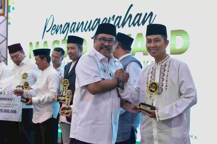 Wagub Rano Karno memberikan penghargaan Masjid Award