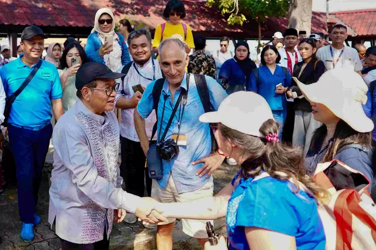 Gubernur Pramono menyapa turis di Kepulauan Seribu