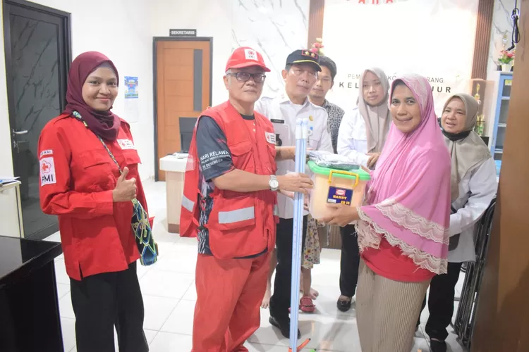Palang Merah Indonesia (PMI) Kota Tangerang mendistribusikan alat kebersihan kepada warga terdampak banjir.