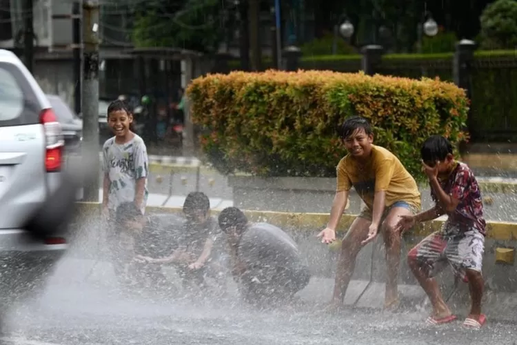 (Ilustrasi) Anak-anak tengah bermain di genangan air di salah satu rua jalan di Jakarta - Foto: Henri Lukmanul Hakim