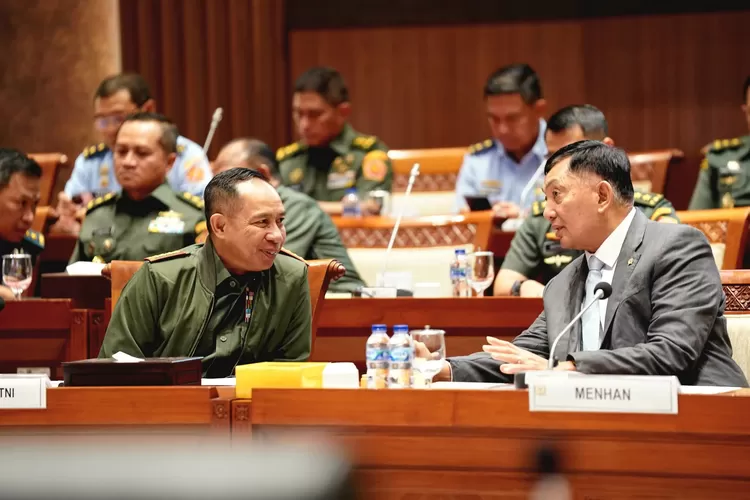 Panglima TNI Jenderal TNI Agus Subiyanto bersama Menteri Pertahanan RI Sjafrie Sjamsoeddin hadiri raker bersama Komisi 1 DPR RI