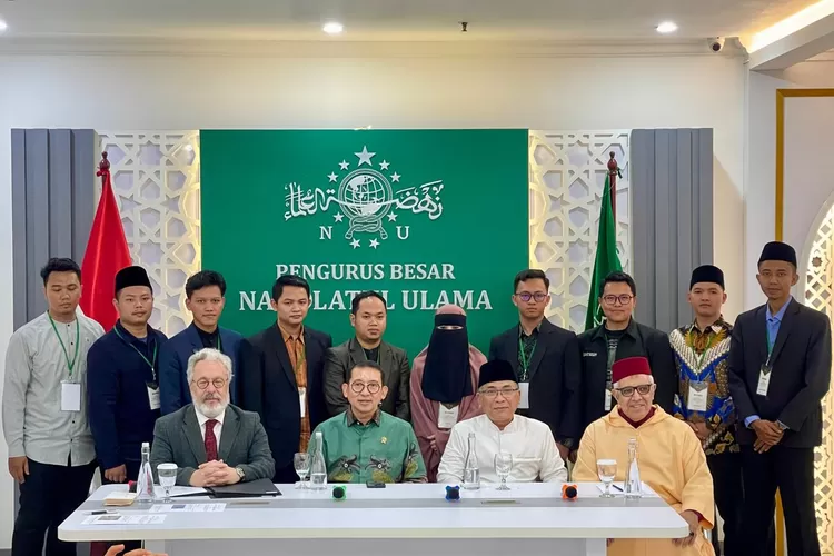 Menteri Kebudayaan, Fadli Zon (bawah, kedua kiri) bersama Ketua Umum Pengurus Besar Nahdlatul Ulama, KH Yahya Cholil Staquf (bawah, kedua kanan) bersama para kaligrafer Indonesia yang menjadi pemenang dalam Kompetisi Kaligrafi Internasional ke-13 Foto: Henri Lukmanul Hakim