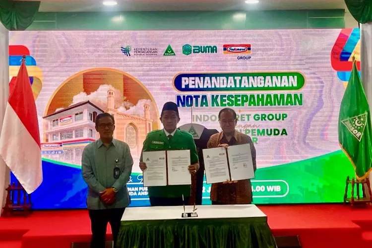 Ketum GP Anshor, Addin Jauharudin dan Presdir PT Indomarco Prismatama, Sinarman Jonatan menunjukan perjanjia kerja sama - Foto: Henri Lukmanul Hakim
