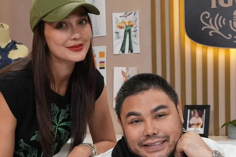 Potret Luna Maya memberikan gelar &lsquo;Presiden Jomblo Indonesia&rsquo; pada Ivan Gunawan. (Instagram/lunamaya)