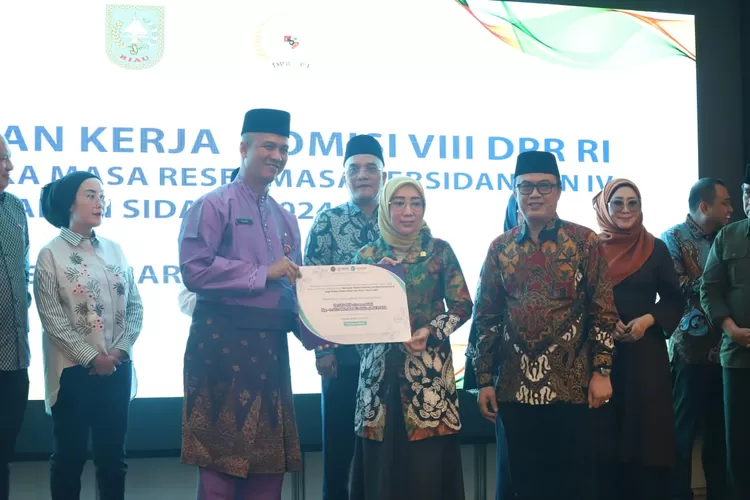 BPJPH menyerahkan Sertifikasi Halal Gratis