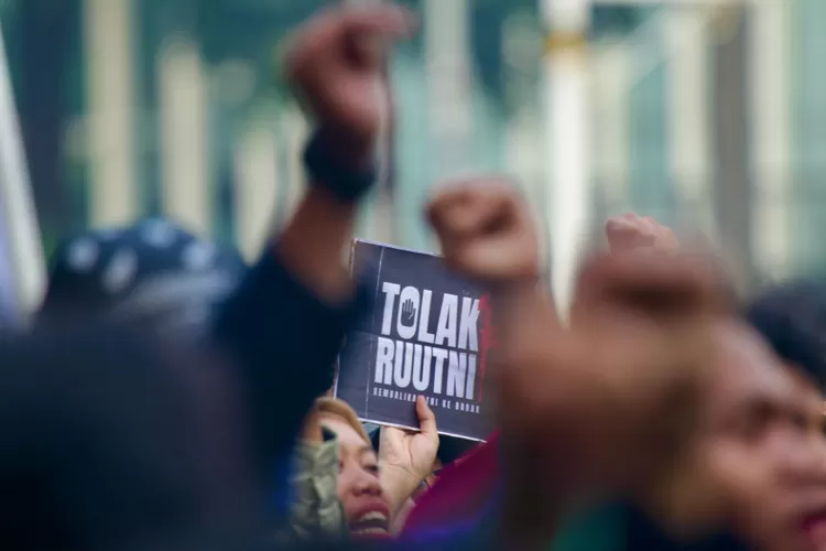 Peserta aksi BEM SI membawa poster yang bertuliskan TOLAK RUU TNI di Patung Kuda, Jakarta, Senin (28/7/2025) - Foto: Henri Lukmanul Hakim