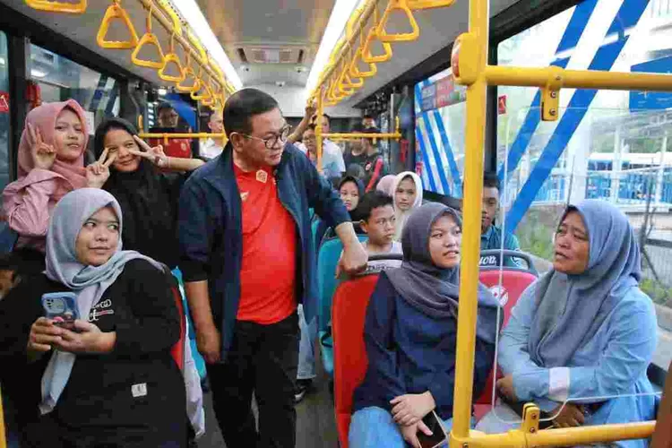 Gubernur DKI Jakarta, Pramono Anung ketika berdialog dengan penumpang transjabodetabek 