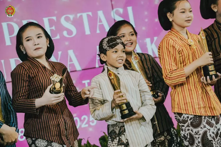 Pemda DIY beri penghargaan kepada 10 anak berbakat (humasjogja)