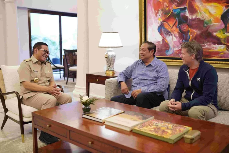 Gubernur DKI Jakarta, Pramono Anung, menerima kunjungan Presiden Republik Indonesia ke-6, Susilo Bambang Yudhoyono (SBY) di Balai Kota Jakarta