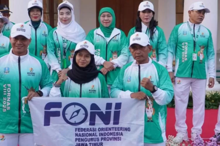 Atlet olahraga orientering saat pelepasan menuju Fornas VII 2025 NTB bersama Gubernur Jatim, Khofifah Indar Parawansa, di Gedung Negara Grahadi Surabaya