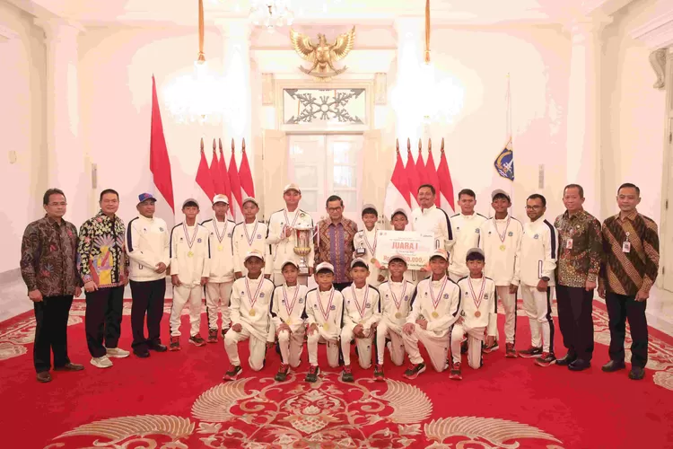 Gubernur DKI Jakarta, Pramono Anung, menyambut gembira kedatangan Tim Sepak Bola Pelajar DKI Jakarta U-12 di Balai Kota Jakarta, pada Kamis (31/7)