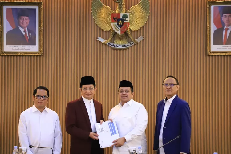 Menag Nasaruddin Umar bersama Kepala BPJPH Ahmad Haikal Hassan di Kantor Kementerian Agama pada Selasa (29/07/2025). (Fotografer: Ikhsan)