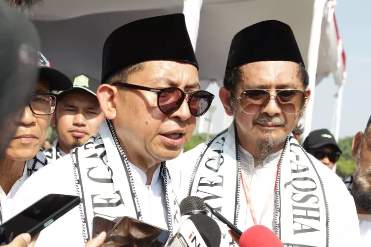 Menteri Kebudayaan Republik Indonesia, Fadli Zon didampingi Ketua Umum Wahdah Islamiyah, KH Zaitun Rasmin memberikan keterangan kepada awak media - Foto: Henri Lukmanul Hakim