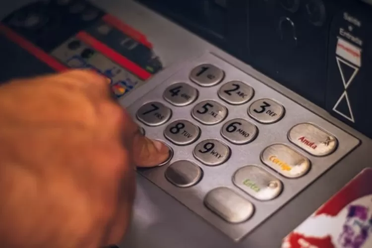 Foto Ilustrasi. Pihak nasional hingga daerah memastikan dana nasabah akan tetap aman. (Unsplash/Eduardo Soares)