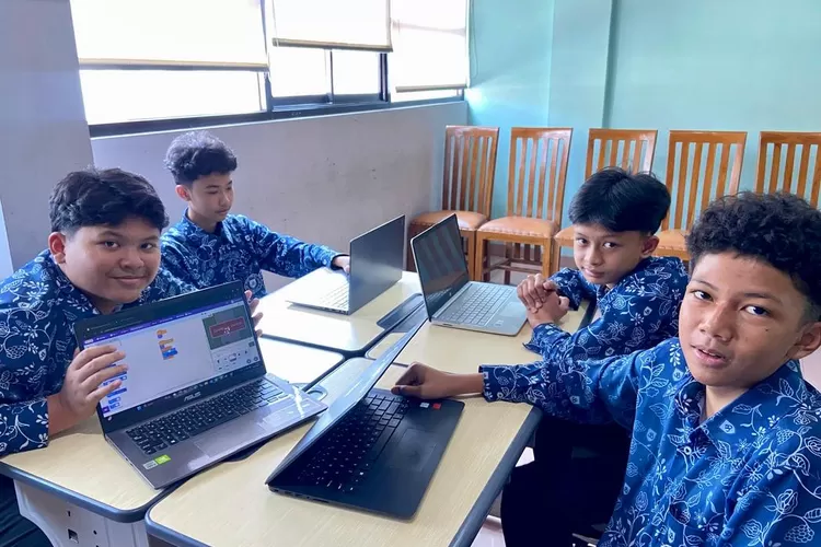 (Ilustrasi) Siswa SMP Prima Cendekia Islami (PCI) Kabupaten Bandung, bangga menggunakan batik motif Kina - Foto: Istimewa