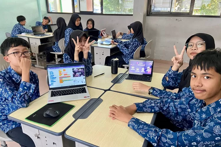 Gen Z SMP PCI bangga menggunakan batik bermotif Kina - Foto: Istimewa