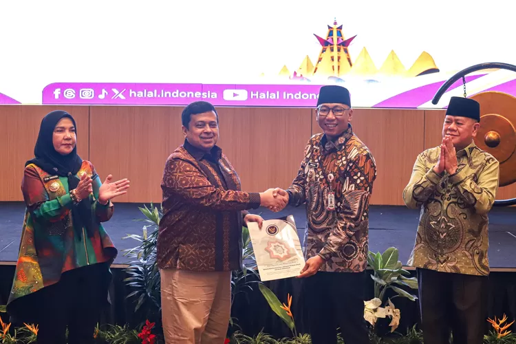 Kepala Badan Penyelenggara Jaminan Produk Halal (BPJPH) Ahmad Haikal Hasan dan Gubernur Lampung Rahmat Mirzani Djausal menandatangani MoU