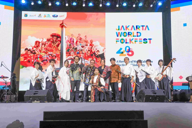 Wakil Gubernur (Wagub) DKI Jakarta, Rano Karno, menutup rangkaian kegiatan Jakarta World Folklore Festival (JWFF) 2025 di Senayan Park, Tanah Abang, Jakarta Pusat, pada Selasa (5/8) malam. Ia mengapresiasi se