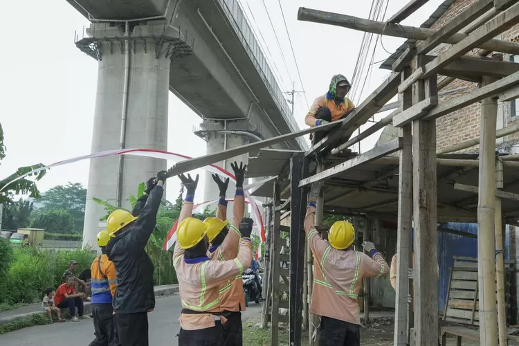 KCIC menertibkan 26 bangunan liar dengan total luas 5.308 meter persegi yang berdiri tanpa izin di atas lahan milik KCIC