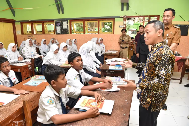 Wakil Menteri Pendidikan Dasar dan Menengah (Wamendikdasmen) Fajar Rizal Ul Haq dalam kunjungan kerjanya ke Kabupaten Klate