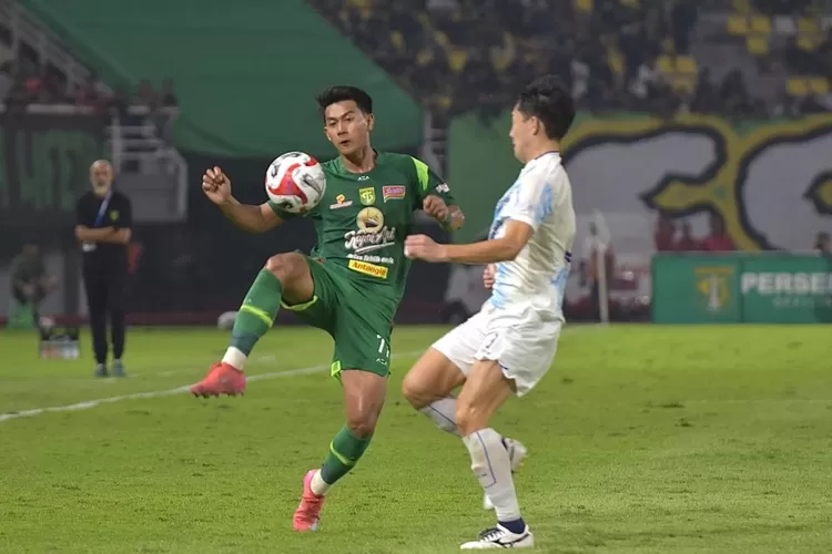 Pemain Persebaya Malik Risaldi (hijau) mencoba melewati pemain belakang PSIM Yusaku Yamadera pada pertandingan di Stadion Gelora Bung Tomo Surabaya, Jumat 8/8 - Foto: Istimewa