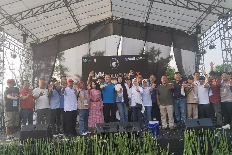 Wali Kota, dan Panitia LMK saat Berfoto bersama di Panggung Utama