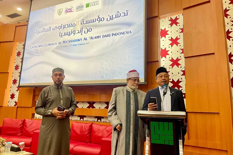 Ustaz Bachtiar Nasir (UBN) didampingi Prof. Dr. Ahmad Isa Al-Ma&rsquo;sharawi memberika keterangan kepada awak media - Foto: Henri Lukmanul Hakim