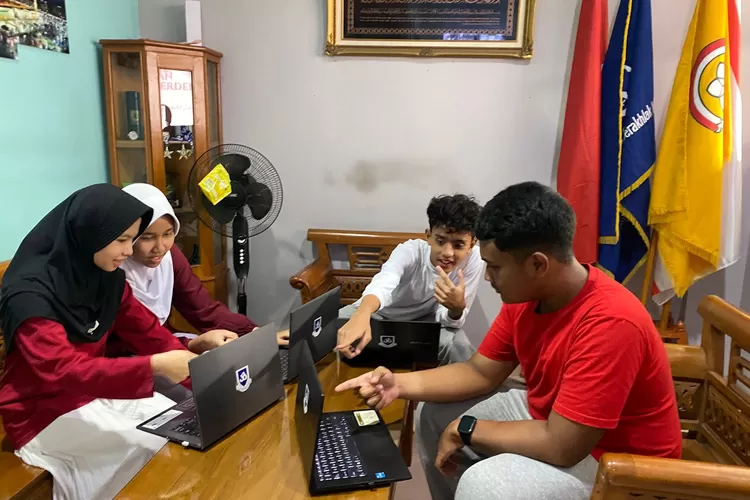 Dari kiri ke kanan: Siswa berprestasi dan Wakil Ketua OSIS, Kinanti Amarandina, Sekretaris OSIS, Ghaziya Nur Afifa, Ketua OSIS, Rakyan Sukarna Wijaya dan Ketua MPK, Fakhri Akmal Nugrahaketika berdiskusi di ruang kelas - Foto:Istimewa