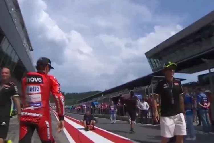 Tangkapan layar saat Valentino Rossi (kanan) dan Marc Marquez (kiri) berpapasan di MotoGP Austria 2025. (X/MotoGP)