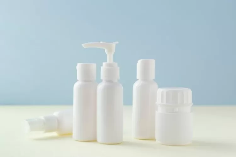 Foto Ilustrasi - Sunscreen dan sunblock adalah dua produk perawatan kulit untuk melindungi kulit dari bahaya paparan sinar matahari. (Freepik/freepik)