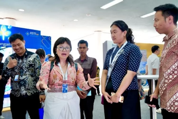 Wamen Stella saat mengunjungi KSTI 2025 di ITB, Jawa Barat pada 8 Agustus 2025. (bgn.go.id)
