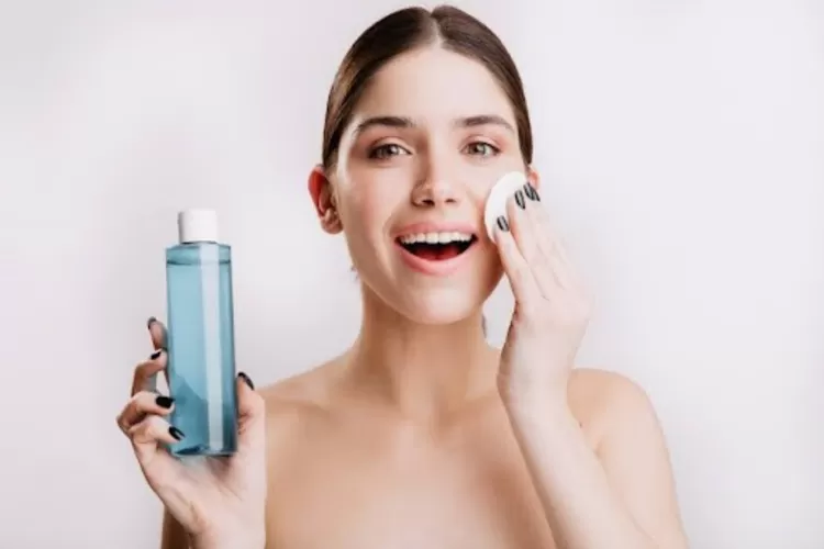 Hempas Kulit Mati dengan Eksfoliasi, Ini Tips dan Rekomendasi Exfoliating Toner untuk Kulit Kering