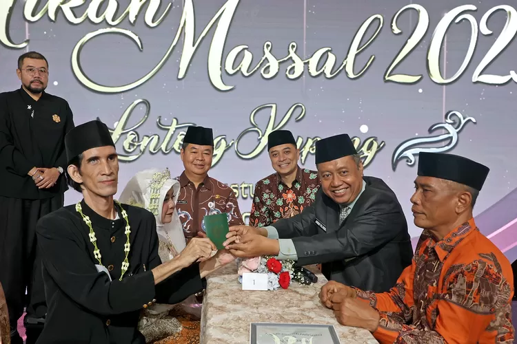 Wali Kota Surabaya Eri Cahyadi (tiga dari kanan) menjadi saksi nikah untuk salah satu pasangan, Agus Panduwinata (44) dan Nurhayati (46) yang merupakan penyandang disabilitas tunanetra.