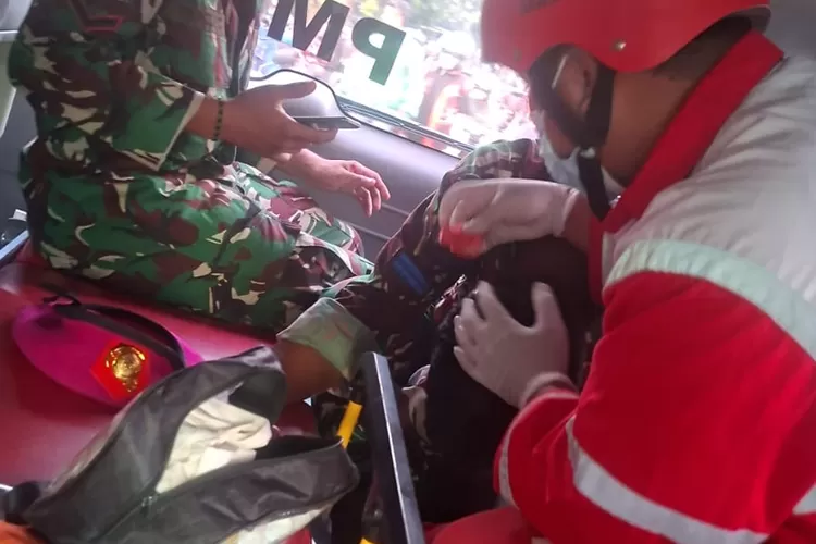 Relawan PMI saat Memberikan Pertolongan Medis ke Peserta Akdi Demo  yang Luka