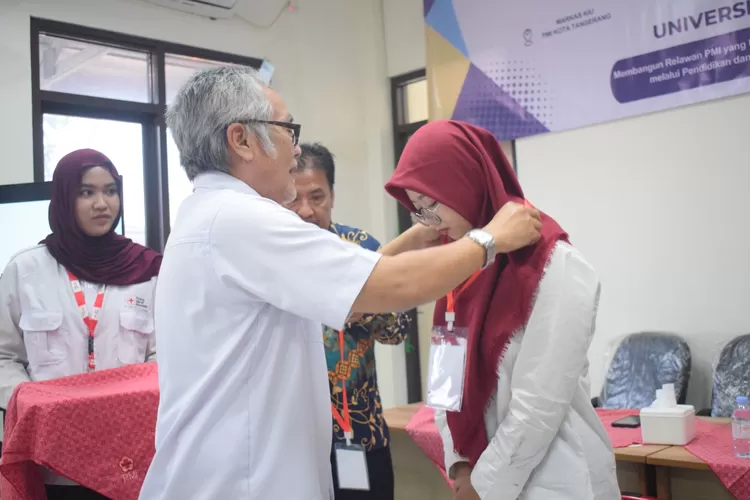 etua PMI Kota Tangerang, Oman Jumansyah mengenakan id card tanda dimulainya Diklat KSR