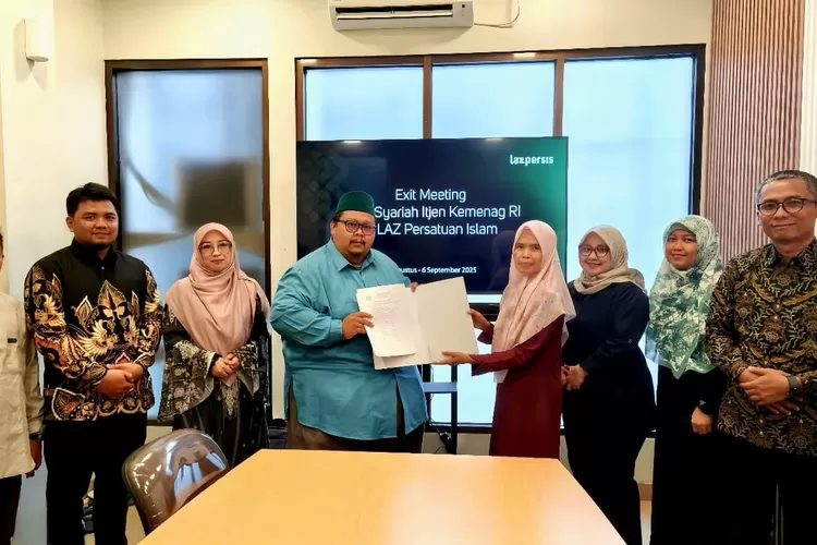 Direktur LAZ PERSIS, Anggaa Nugraha, menerima sertifikat baik dari Kemenag
