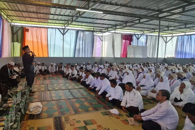 Ketum PP PERSIS, Dr. KH. Jeje Zaaenudin saat memberikan sambutan di Manasik Haji PC PERSIS Ciparay - Foto: Isitimewa