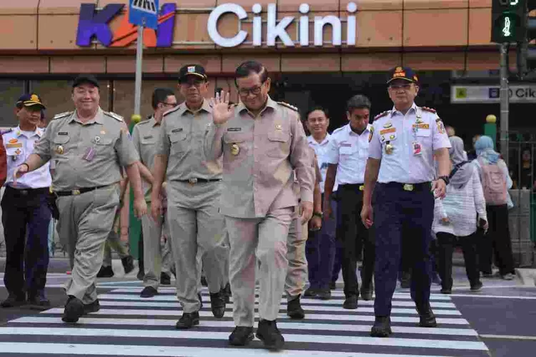 Gubernur Pramono Hadirkan Pelican Crossing di Stasiun Cikini