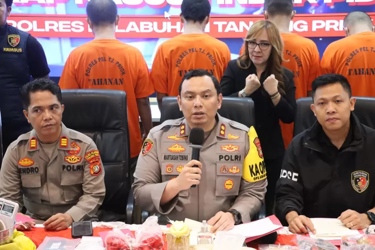 Kapolres Pelabuhan Tanjung Priok saat Konferensi Pers