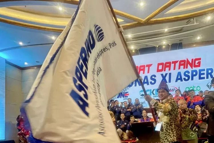Ketum DPP Asperindo, Budiyanto Darmastono, mengibarkan bendera kebesaran Asperindo di Munas XI di Jakarta beberapa waktu lalu - Foto: Henri Lukmanul Hakim