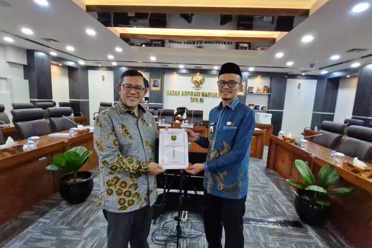  KetuKetua BAM DPR RI, Ahmad Heryawan menerima dokumen aduan permasalahan pertanahan atau agraria Kota Subulussalam yang diserahkan Wali Kota Subulussalam, Haji Rasyid Bancin (HRB), Rabu (24/9/2025