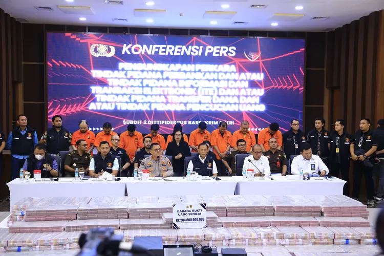 Dalam konferensi pers, Dirtipideksus Bareskrim Polri Brigjen Pol. Helfi Assegaf 