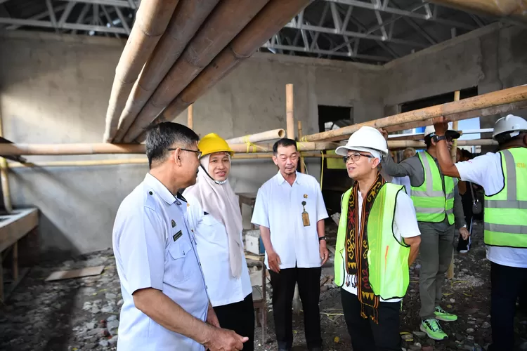 Wamendikdasmen Atip Tinjau Progres Revitalisasi Sekolah di 3 Satuan Pendidikan Sulawesi Selatan