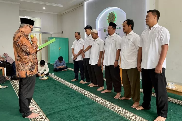 Kepala Kantor LAZ PERSIS Banten, H. Taufik Mario melantik pengurus Gerai LAZ LERSIS Kota Tangerang- Foto Henri Lukmanul Hakim