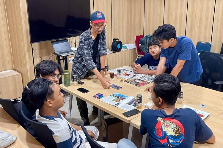 Pewarta foto profesional, Toto Santiko hadir sebagai pembicara dalam kelas fotografi yang menjadi bagian dari program Goes To Campus di Universitas Muhammadiyah Tangerang (UMT), Banten - Foto: Henri Lukmanul Hakim